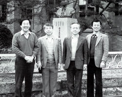本多記念館前にて当時の研究室員と